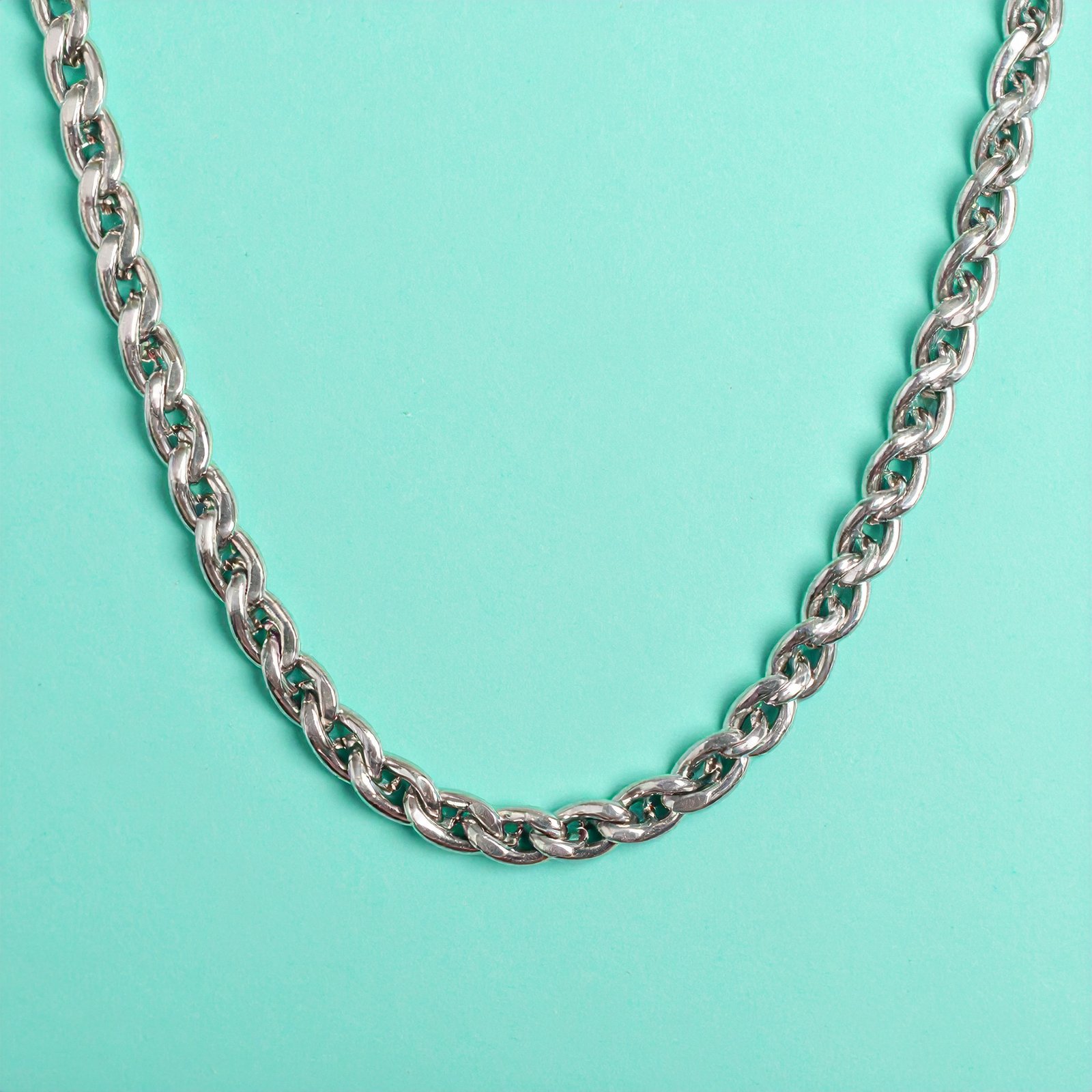 Firefly_a silver chain on a slight turquoise background 973706
